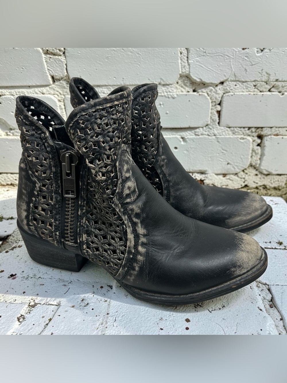Circle G by Corral Distressed Black/Grey Cutout Shortie Boots